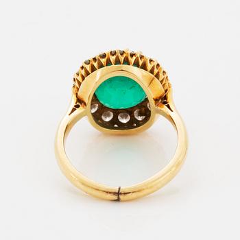 Carmoséring smaragd och briljantslipade diamanter.