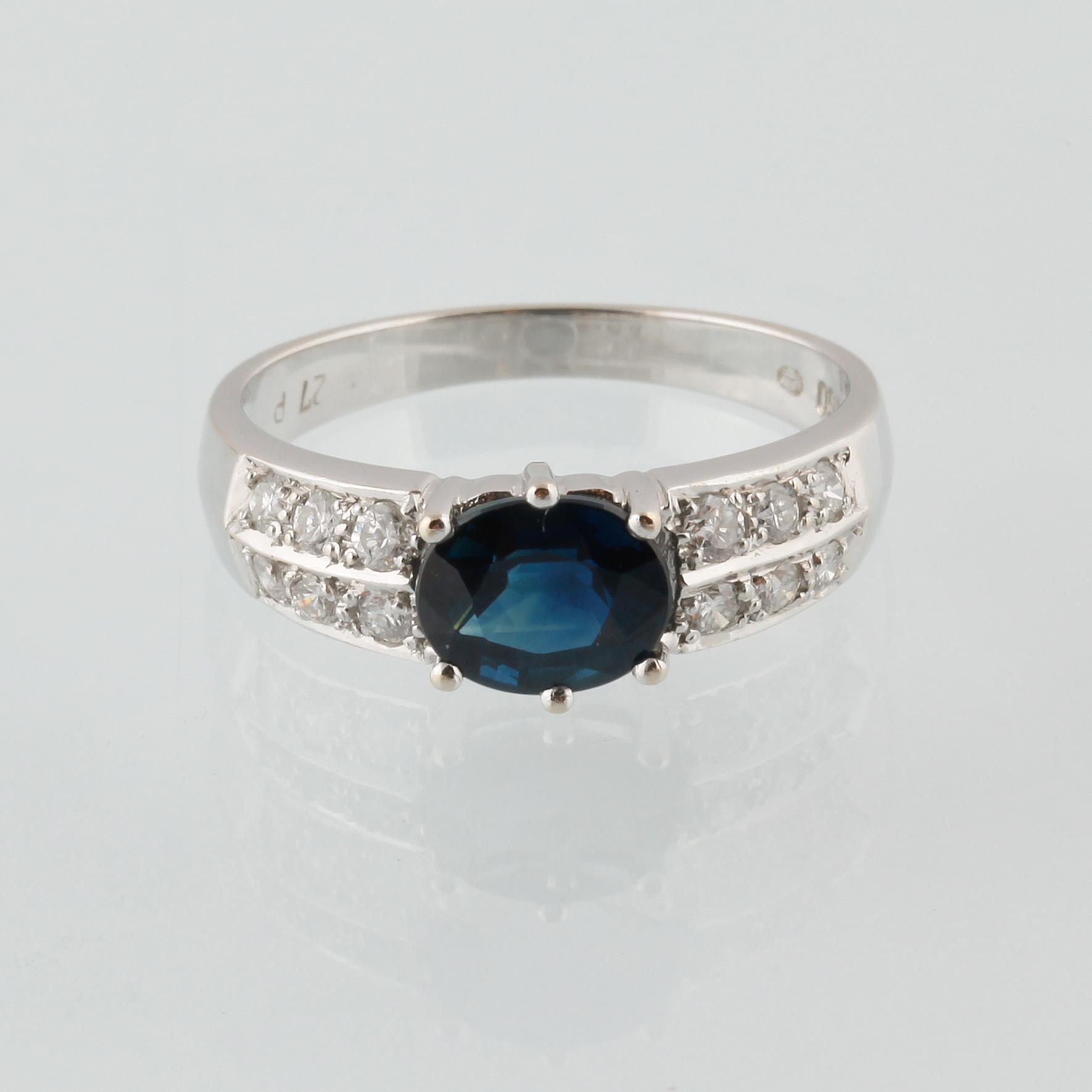 RING, 18K vitguld, safir, briljantslipade diamanter. Vikt ca 3,5 g.