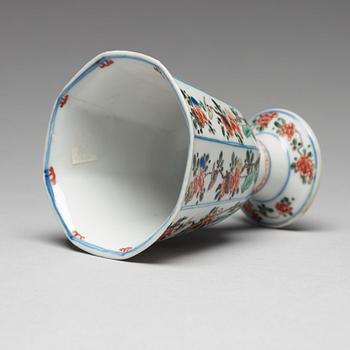 A famille verte octagonal Stem cup, Qing dynasty, Kangxi (1662-1722).