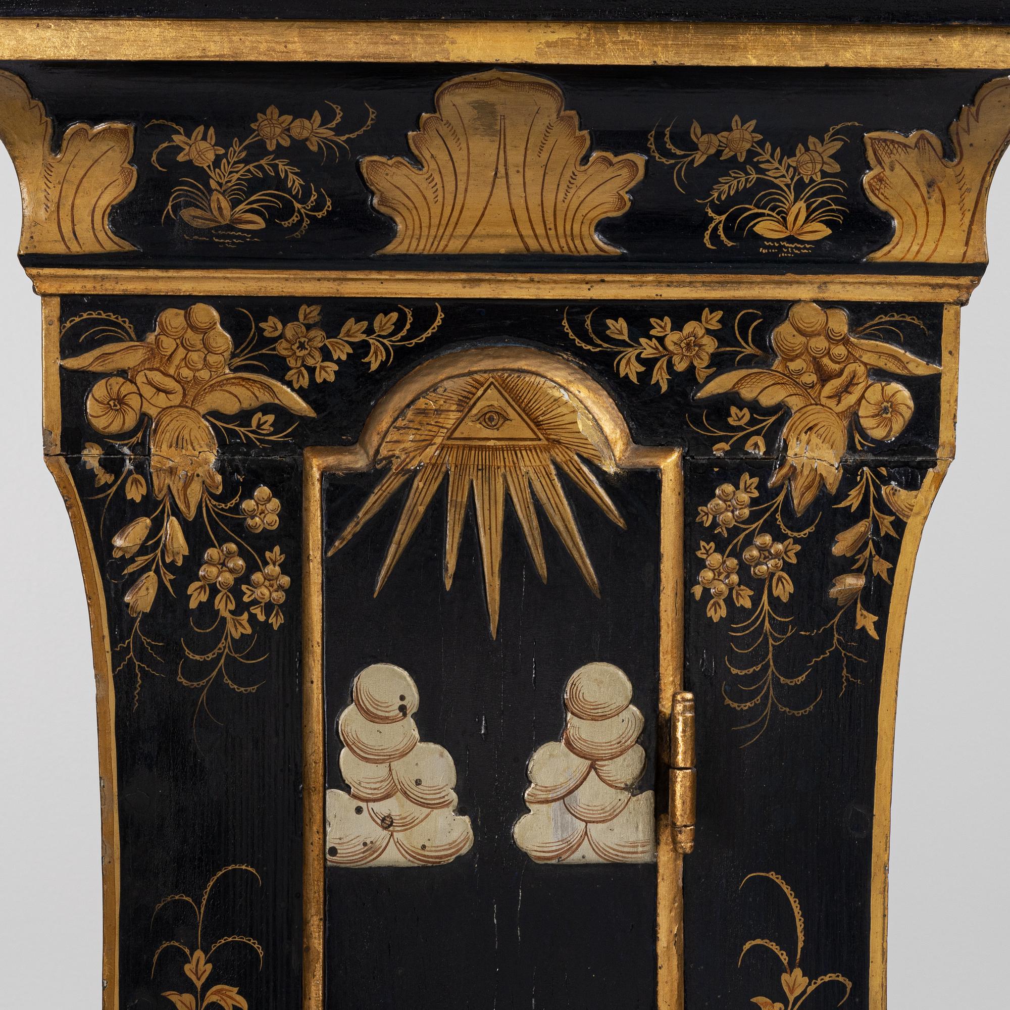 Golvur ur prins Carls samling, senbarock, signerat Peter Knapp Karlshamn N:o 41 (urmakare i Karlhamn, burskap 1749).