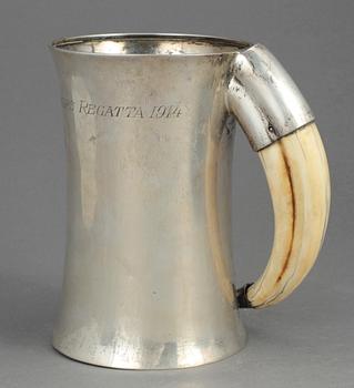 KANNA, silver. CG Hallberg, Stockholm, 1900-talets första kvartal. Otydlig årtalsstämpel. Bär gravyr 1914. Vikt 495 gram.