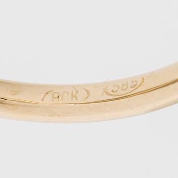 Ring 14K gold with sapphire and brilliant-cut diamonds.