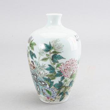 A Chinese vase, Modern.