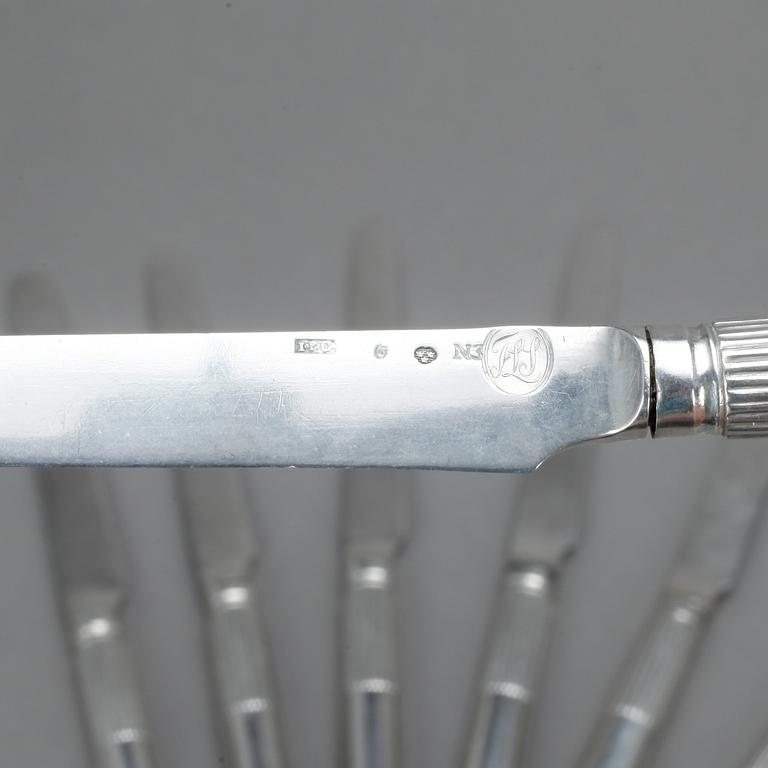 KNIVAR, silver, 6 + 1, bl.a. Johan Petter Grönvall, Stockholm, 1819. Vikt 320 g.