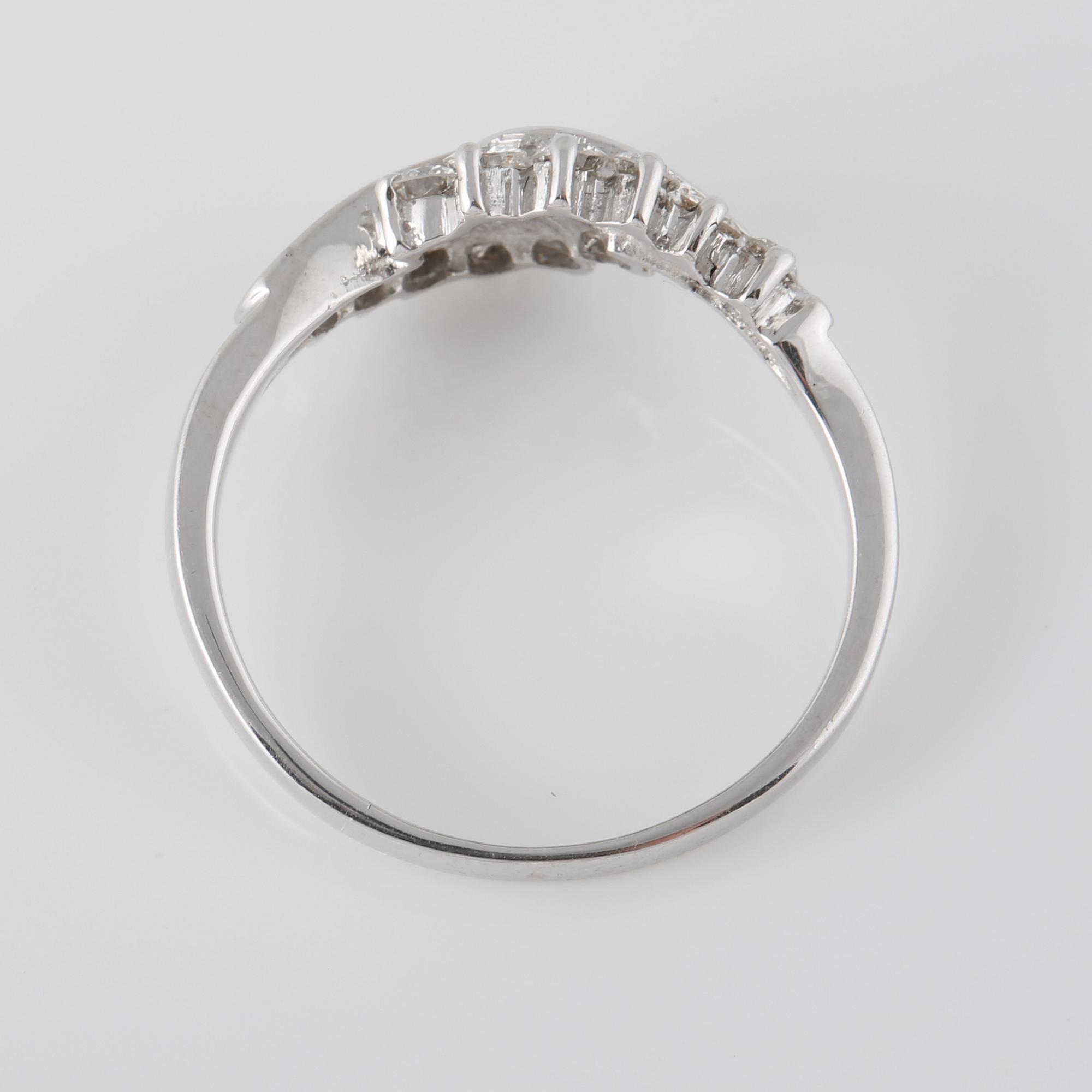 RING, 18K vitguld med briljantslipade diamanter ca 0.50 ct. Vikt 2,9 gram.