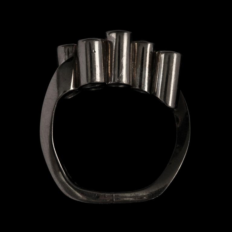 RING, 18k vitguld med 6 rubiner. Vikt 14 g.