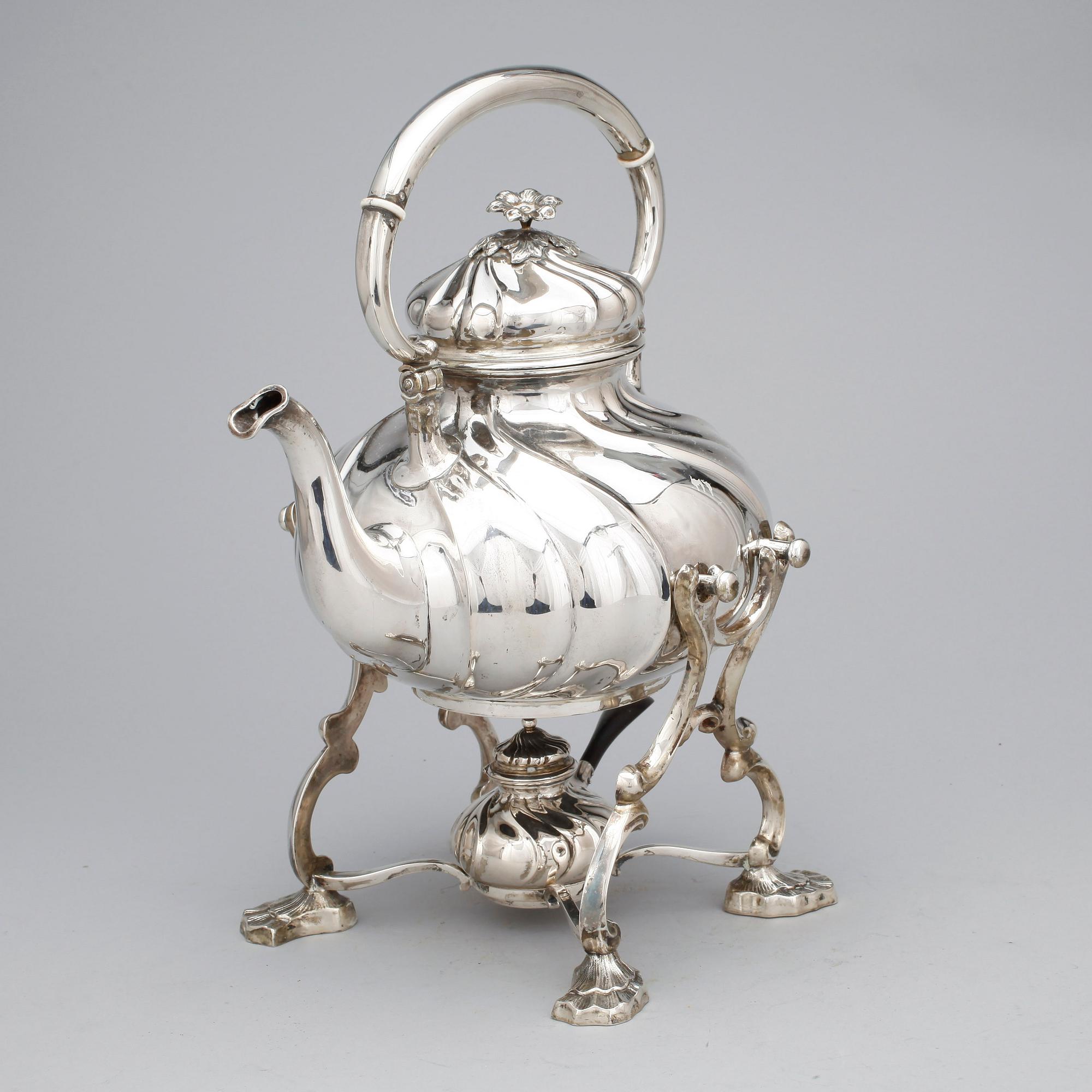 TÉKANNA PÅ RECHAUD, silver, rokokostil Christian F. Heise, Danmark. 1917. Totalvikt 1517 gram.