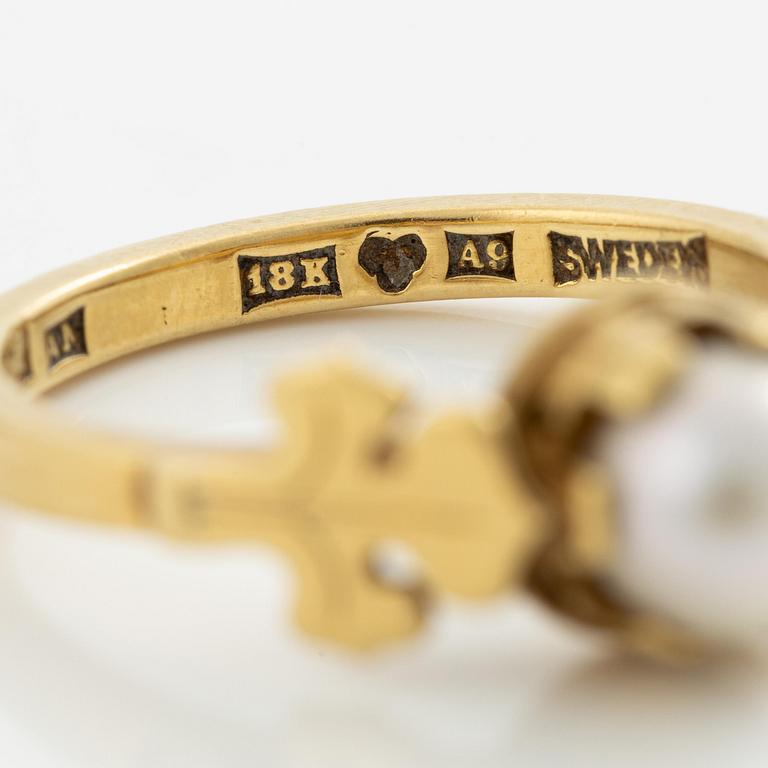 Wiwen Nilsson, a ring 18K gold with a pearl and two motifs of the french lily, Lund 1951.