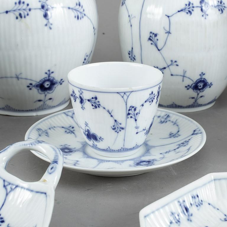 SERVIS, 96 delar, porslin, "Musselmalet", Royal Copenhagen, 1900-talets andra hälft.