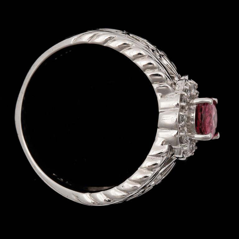 RING, 14k vitguld med rosa turmalin 6,9x5,1mm och briljantslipade diamanter tot ca0,12ct. 2000-tal. Vikt 7,2g.