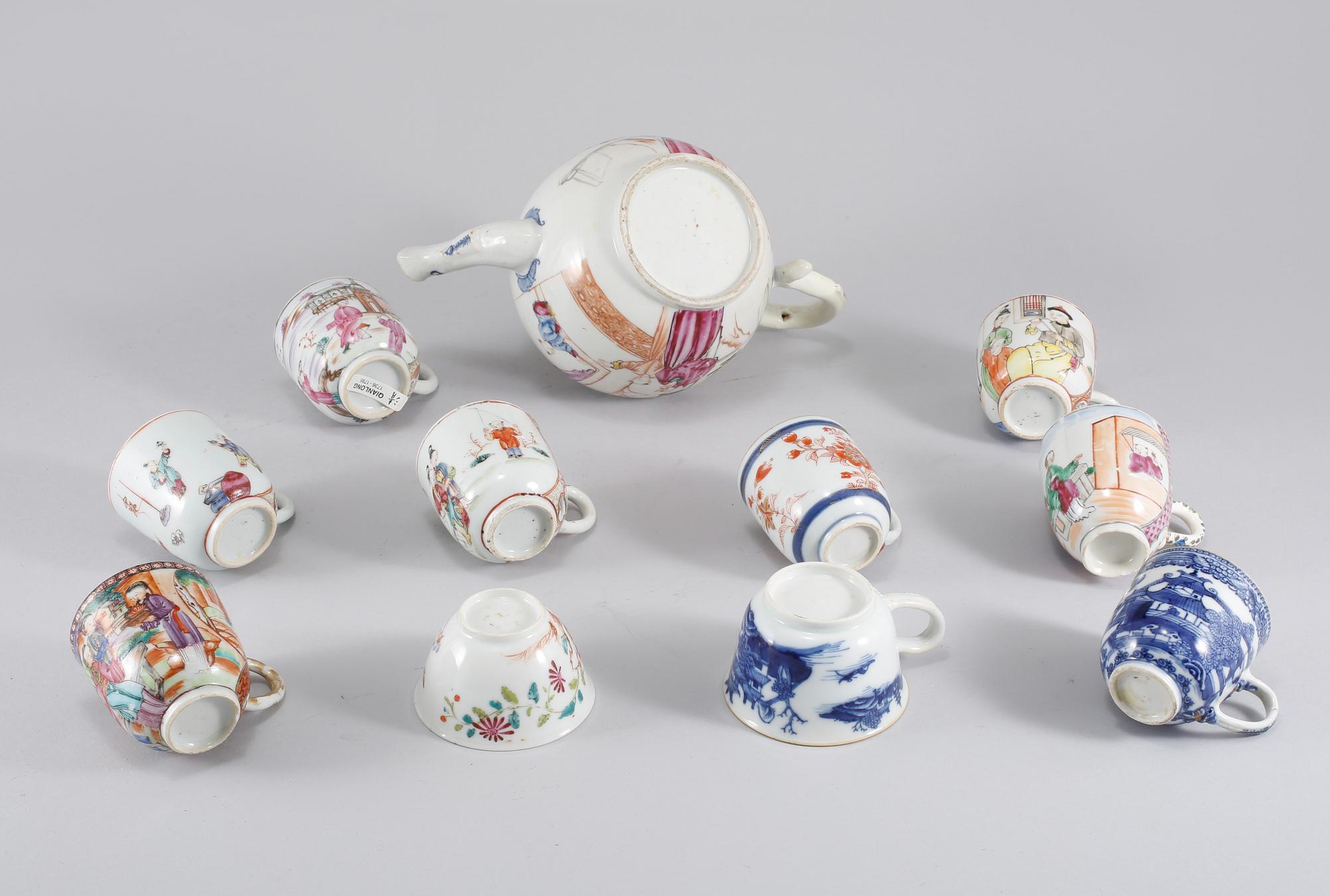 KOPPAR, 10 st samt TEKANNA, porslin, Kina, 1700-tal.