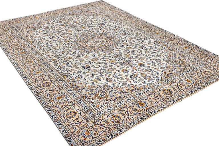 A Kashan carpet, c. 392 x 290 cm.