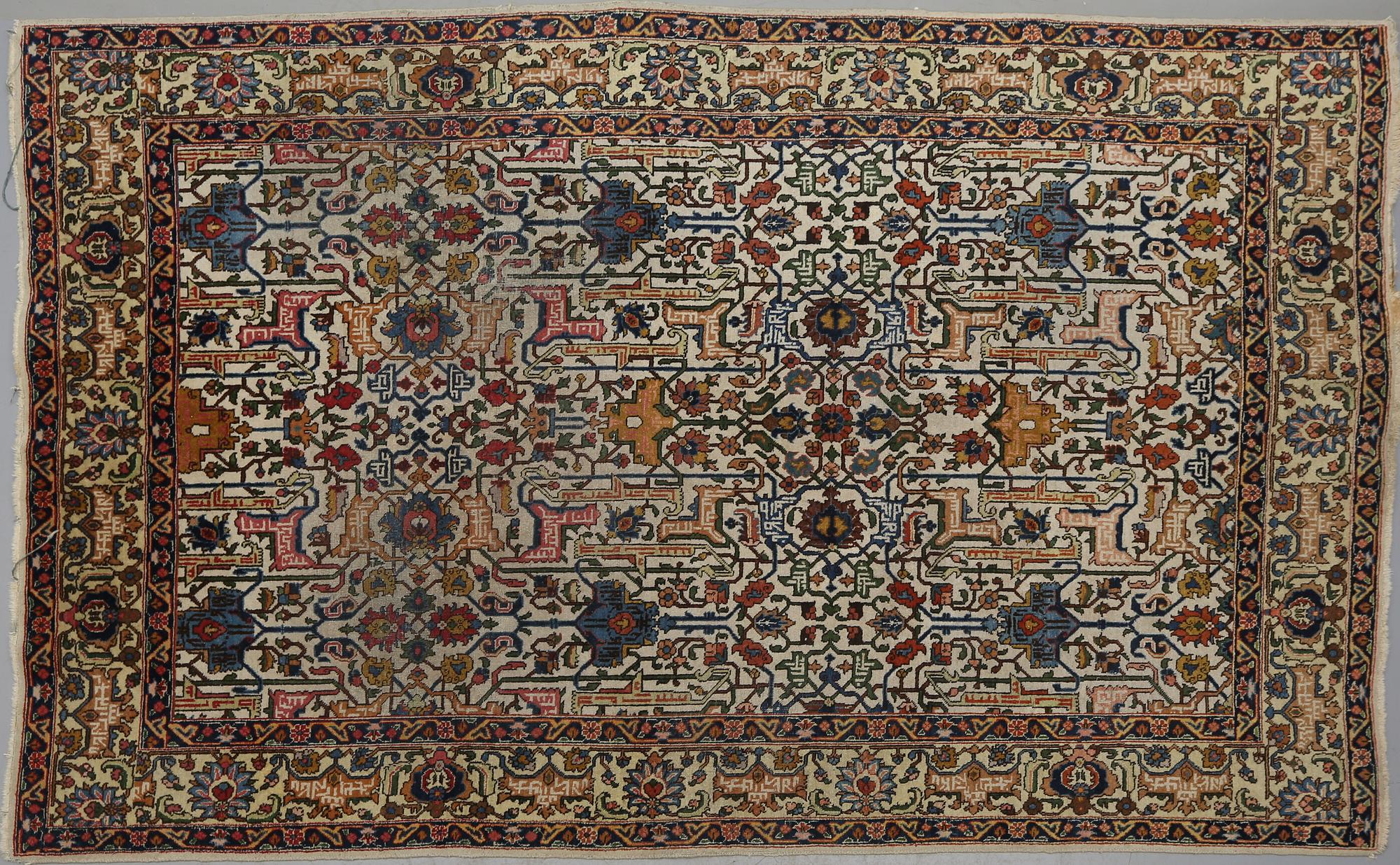 MATTA, troligen Täbris, semiantik/old, ca 288 x 198 cm.