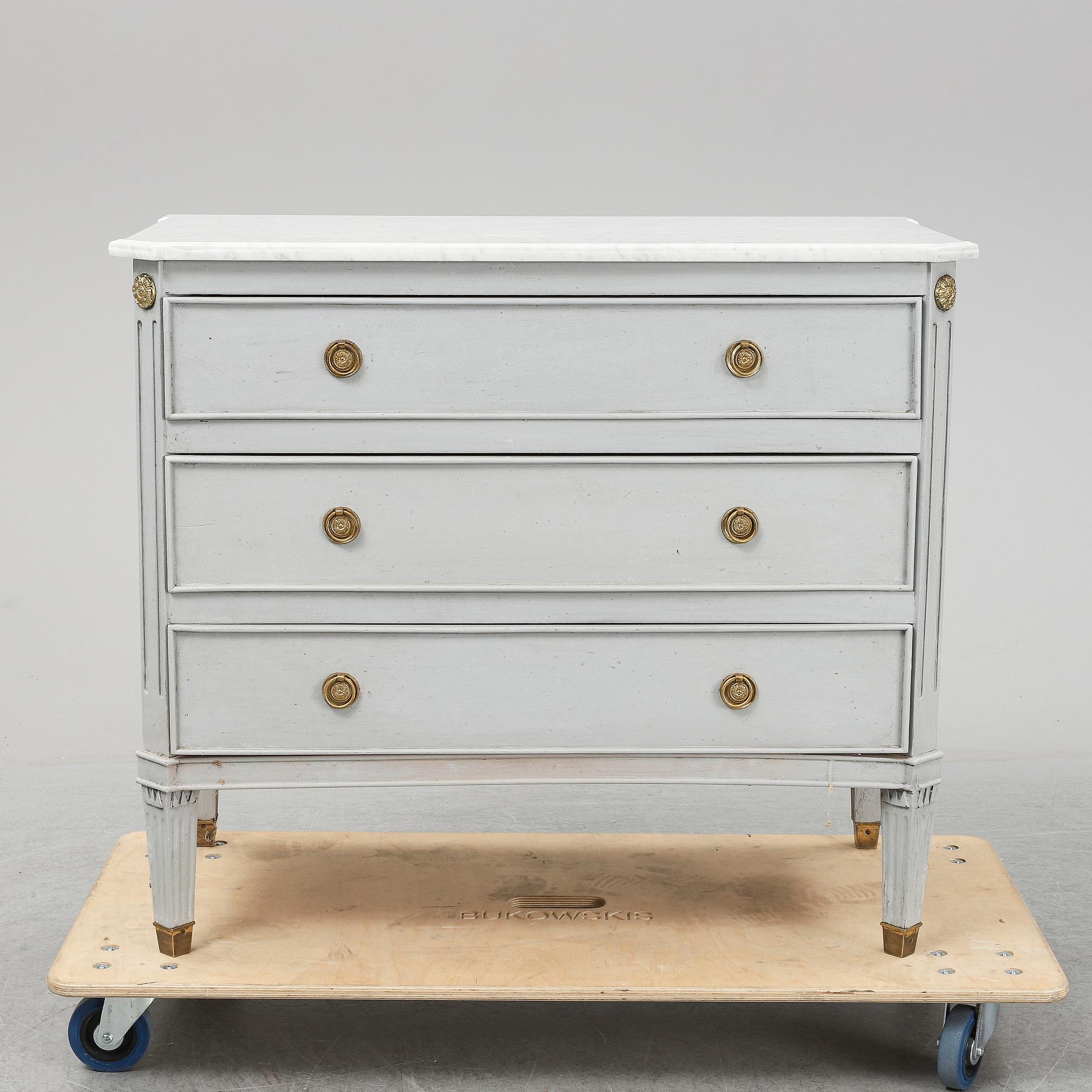 A painted Gustavian style chest of drawers, first half of the 20th Century.
