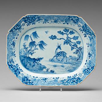 820. A blue and white serving dish, Qing dynasty, Qianlong (1736-95).