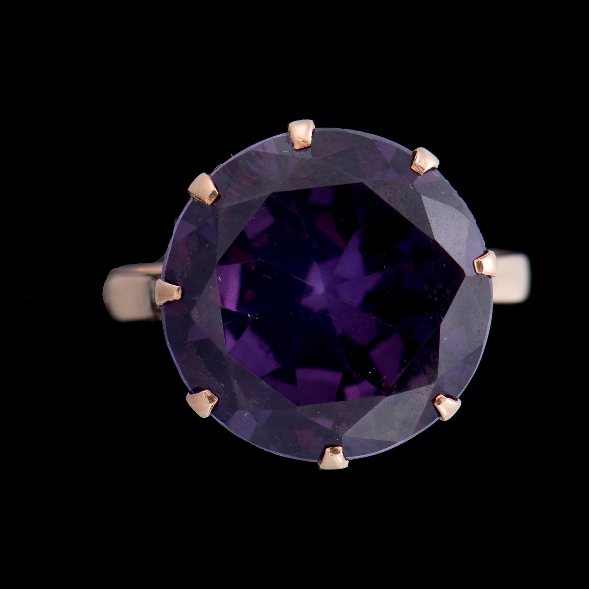 RING, 14K guld, syntetisk safir. Vikt ca 6,2 g.