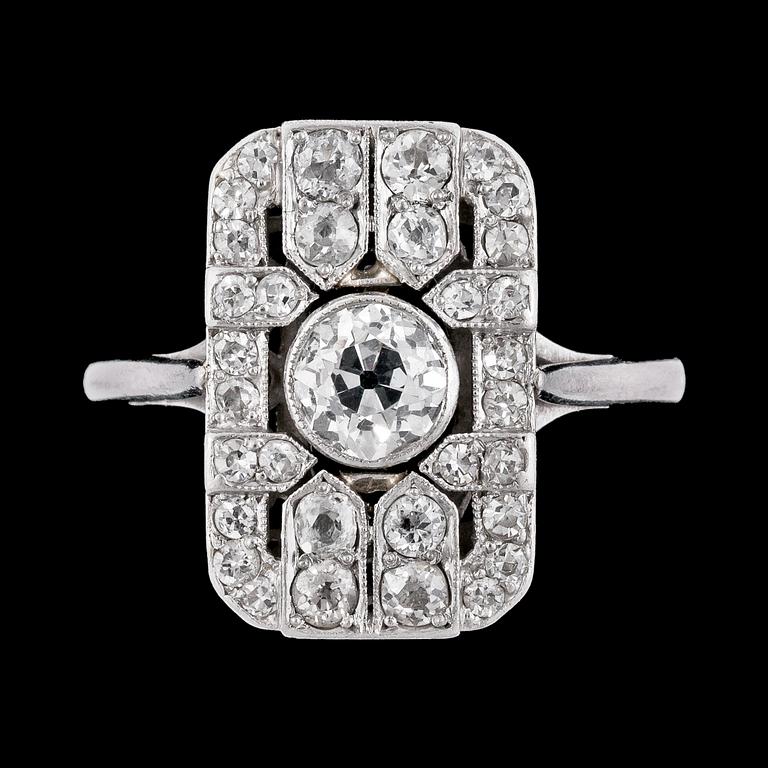 RING, gammalslipade diamanter, tot. ca 3.25 ct, varav mittsten ca 1.25 ct. Art Deco, ca 1930-tal.