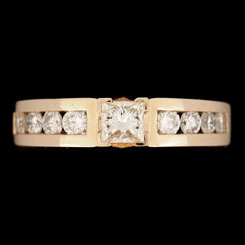 RING, 14k guld, pricesslipad diamant ca 0,36ct samt 8 briljantslipade diamanter tot ca 0,49ct. Vikt ca 5,7 gram.
