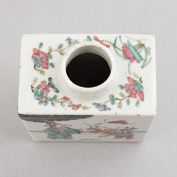 A famille rose tea caddy, Qing dynasty, 19th century.