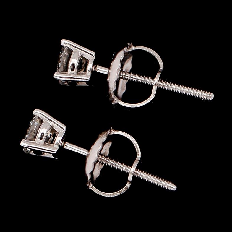 ÖRHÄNGEN, 1 par, 14 k vitguld, solitära briljantslipade diamanter tot 0.33 ct.