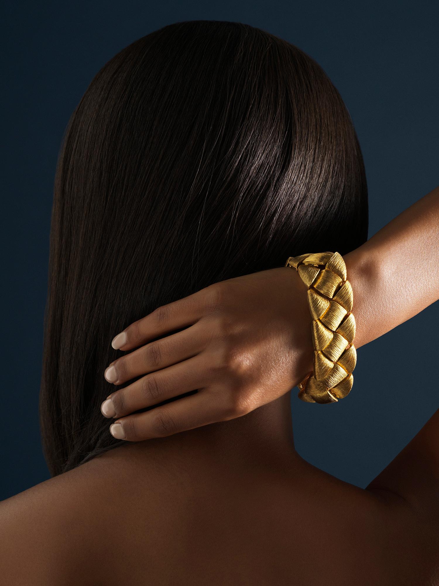 An 18K gold bracelet by Henry Dunay.
