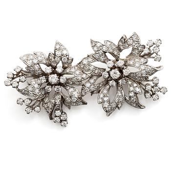 511. Brosch platina med runda briljant- och åttkantslipade diamanter.
