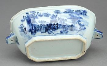SMÖRTERRIN MED FAT, porslin, Kina, Qingdynastin, Qianlong (1736-1795).