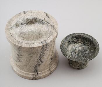 TOBAKSBURK samt SKÅL PÅ FOT, kolmårdsmarmor, 1900-tal.