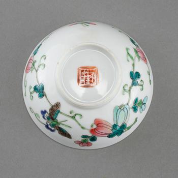 SKÅLAR,ett par, samt BURK MED LOCK, porslin, Kina, 1900-tal.