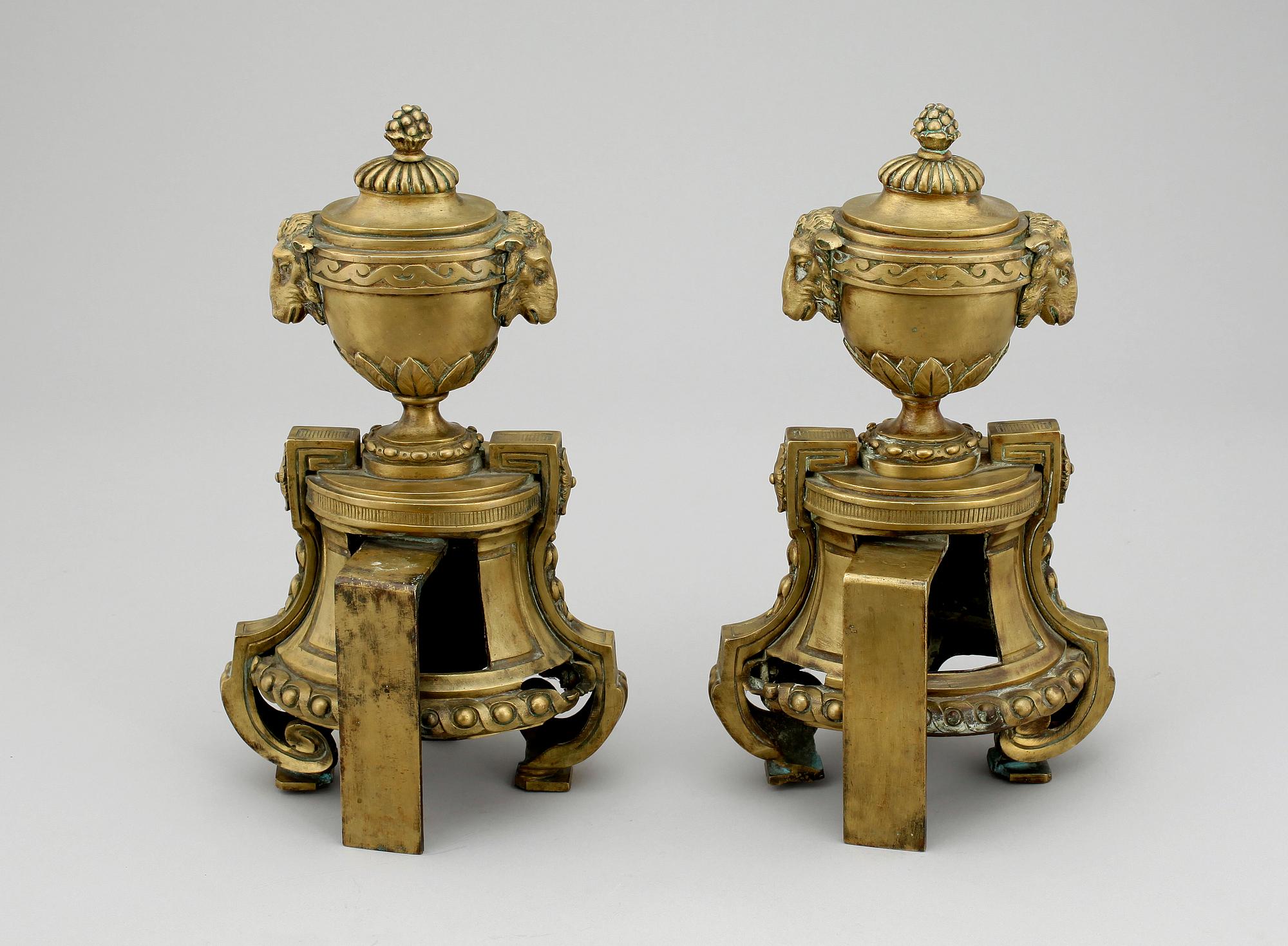 ELDHUNDAR, ett par, mässing, Louis XVI-stil, 1900-tal.