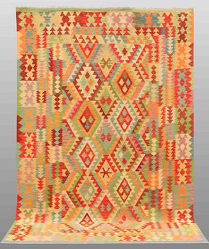 A CARPET, Kilim, ca 302 x 203 cm.