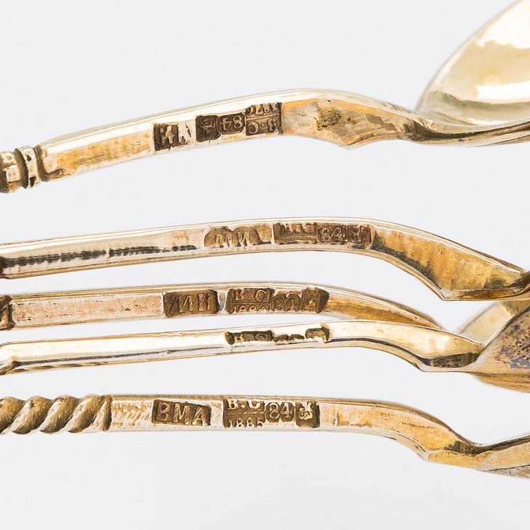 Teglashållare, silver och teskedar, 5 st, förgyllt silver, Moskva 1863-1886.