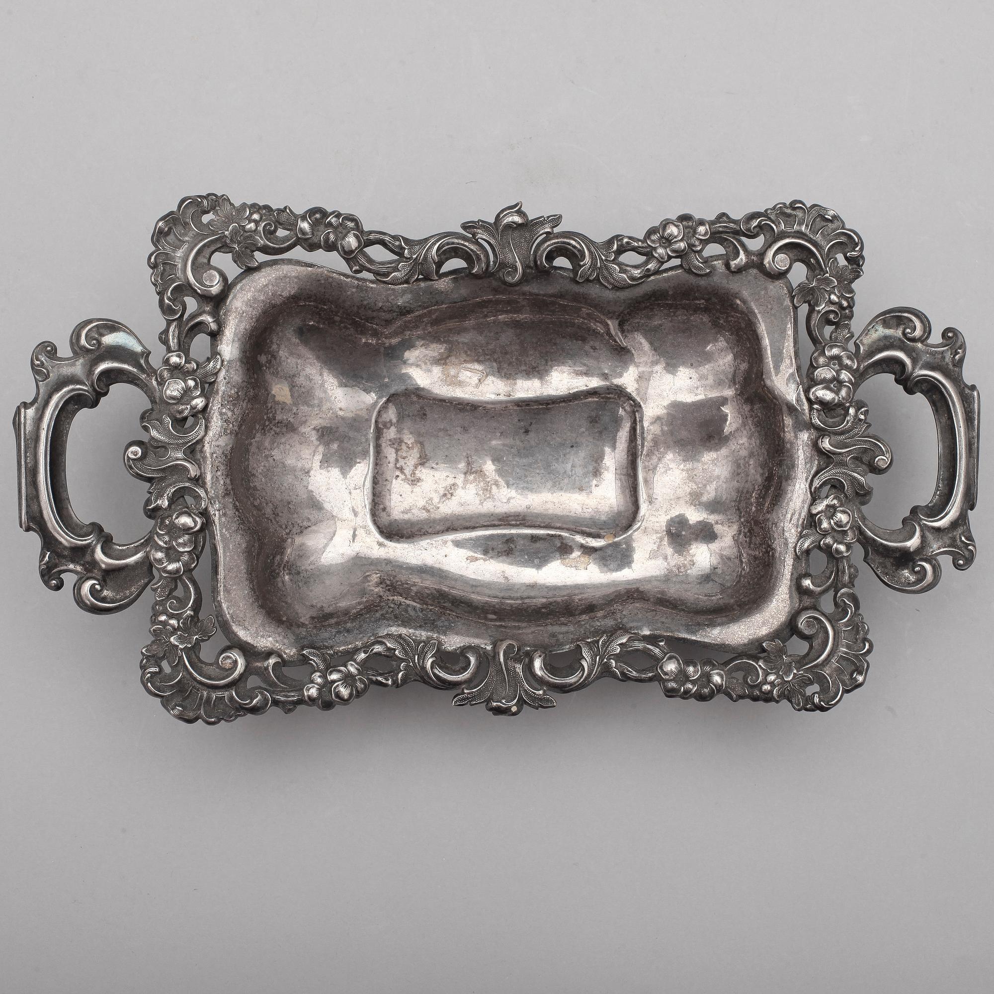 BRÖDKORG. Silver. Nyrokoko, 1800-talets andra hälft. Ca 165 g.