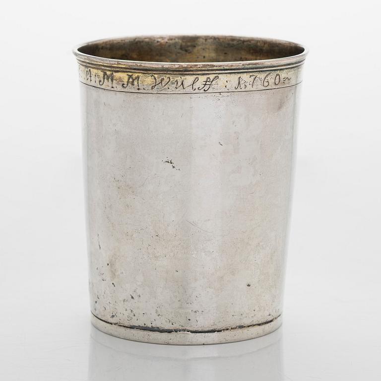 Bägare, silver, mästarstämpel OWL, 1700-talets mitt, gravyr daterad  1760. Oidentifierad mästare.