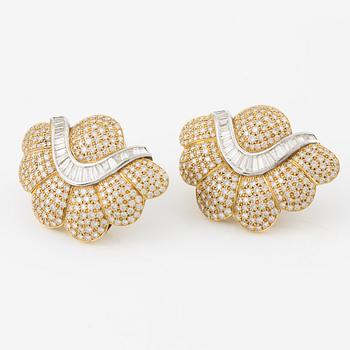 Earrings, 18K gold and white gold set with brilliant-cut and baguette-cut diamonds.