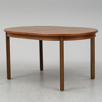 A late 20th century dining table. Two leaves included.