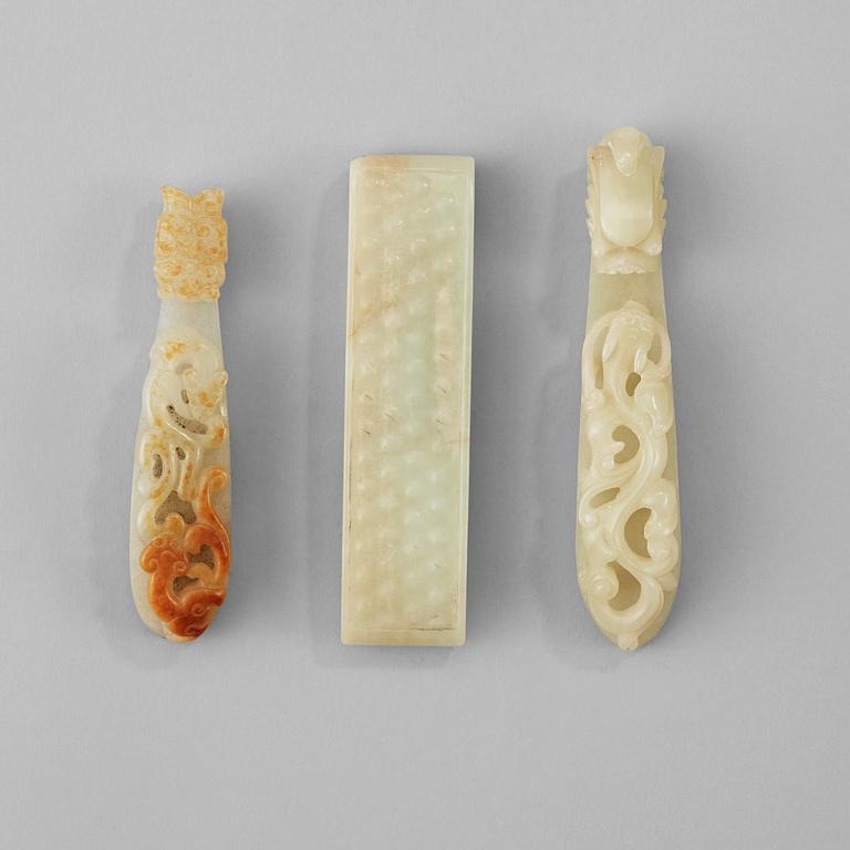 BÄLTESSPÄNNEN, tre stycken, nefrit. Qing dynastin (1644-1912).
