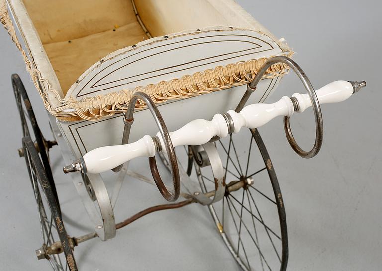 BARNVAGN, omkring år 1900.
