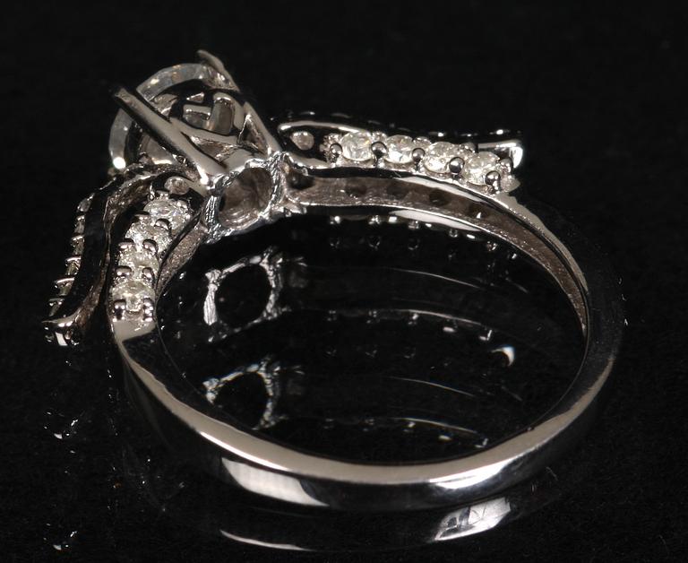 RING, 14 K vitguld samt briljanter.