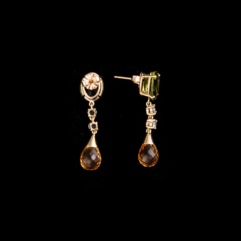 A PAIR OF EARRING.