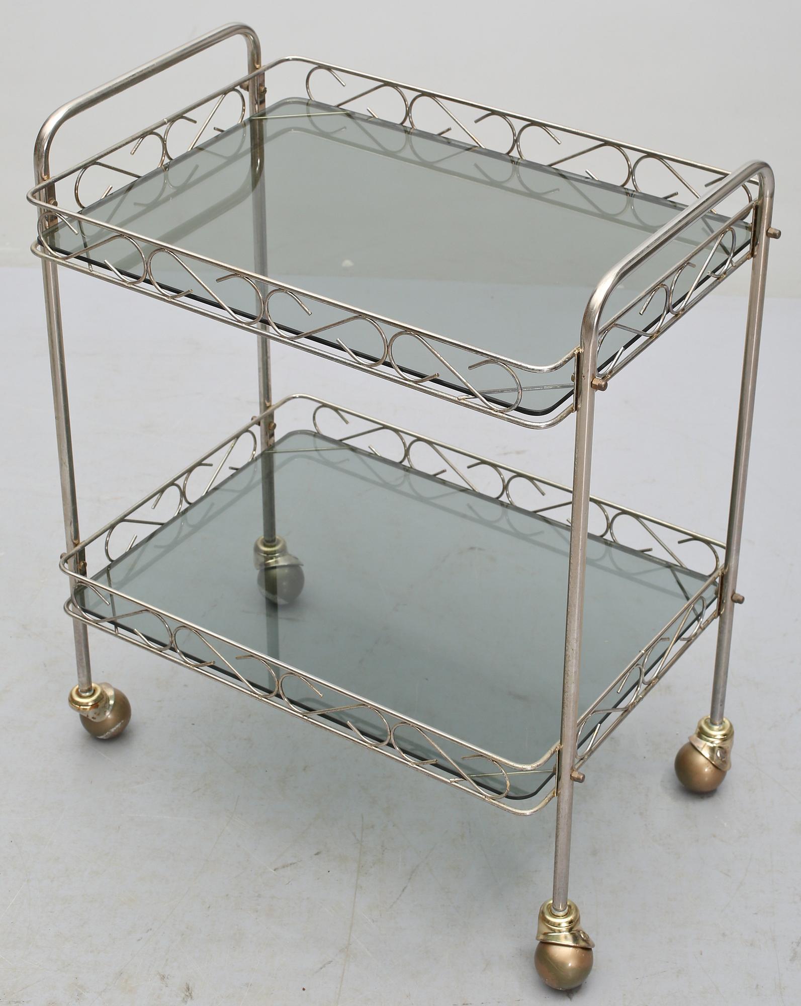 SERVERINGSVAGNAR, ett par, 1900-talets andra hälft.