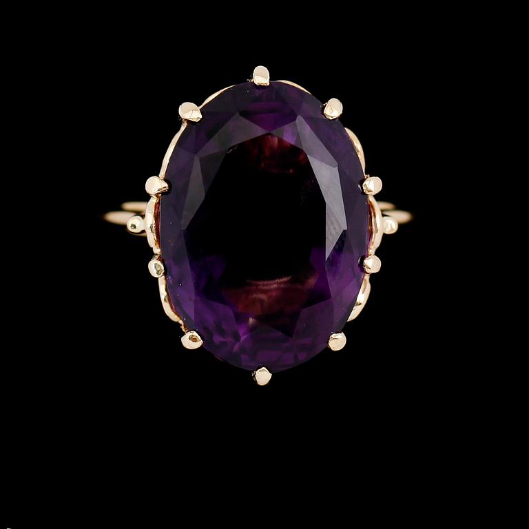 RING, 14 k guld, ametist 21.03 ct. Tot vikt ca 10 g.