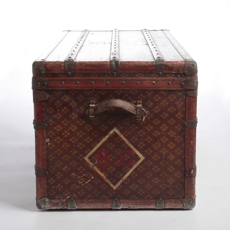 AUX ETATS UNIS, a Monogram canvas trunk, early 20th century.