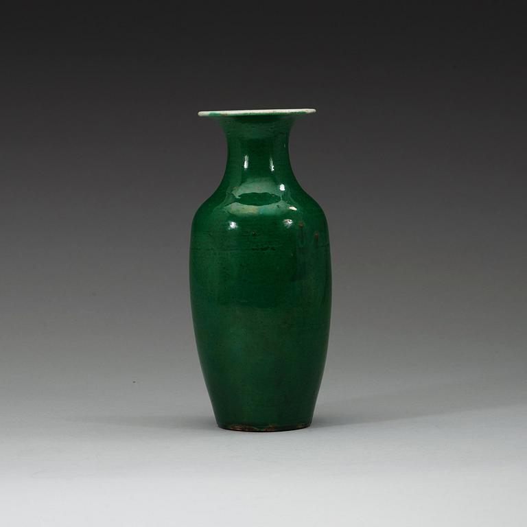 VAS, porslin, Qingdynastin troligen 1700-tal.