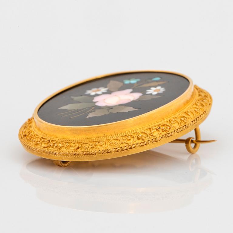 A Gustaf Möllenborg pietra dura brooch in 18K gold.