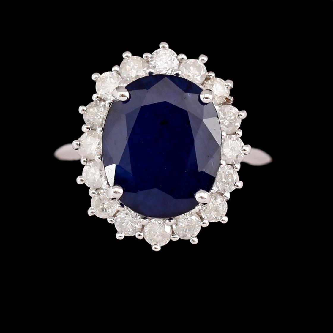 RING, 10 k vitguld, safir ca 6.00 ct, briljantslipade diamanter tot ca 1.07 ct.