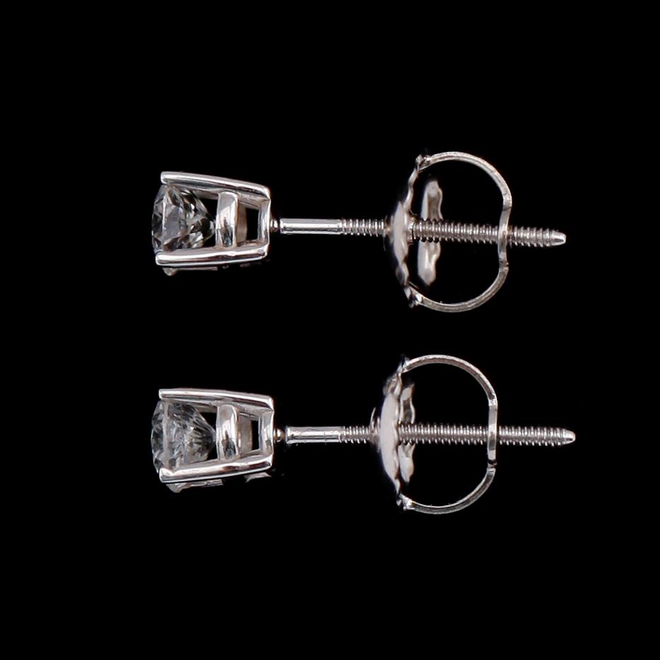 ÖRHÄNGEN, 1 par, 14 k vitguld, solitära briljantslipade diamanter tot 0.33 ct.