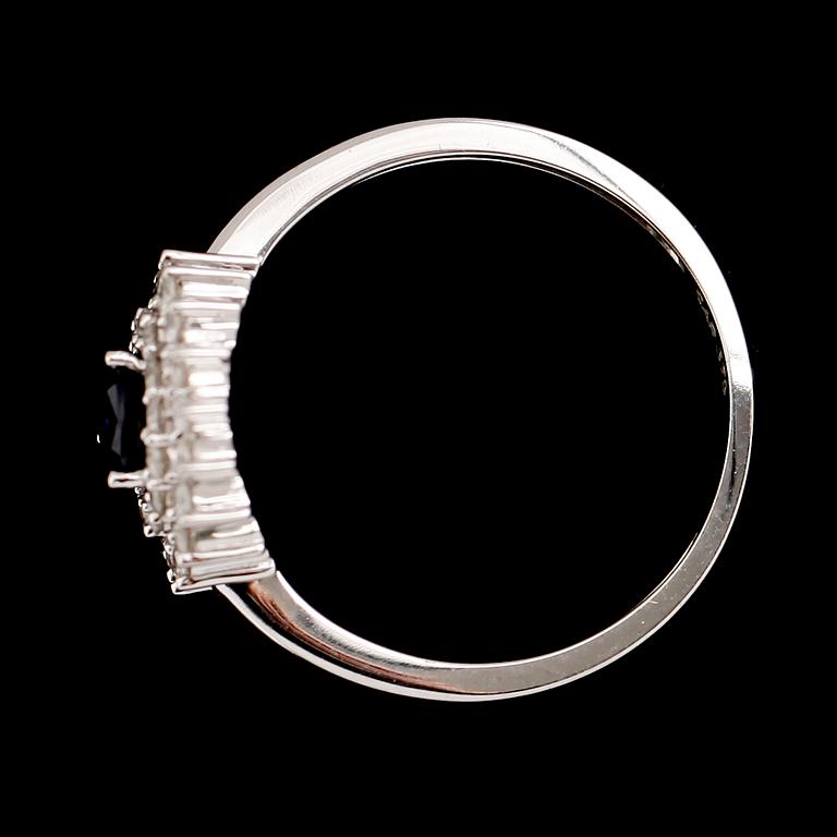 RING, 9 k vitguld, safir ca 1.00 ct, diamanter tot ca 0.56 ct.