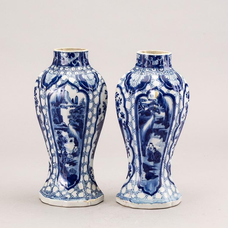A pair of blue and white vases, Qing dynasty, Kangxi (1662-1722).