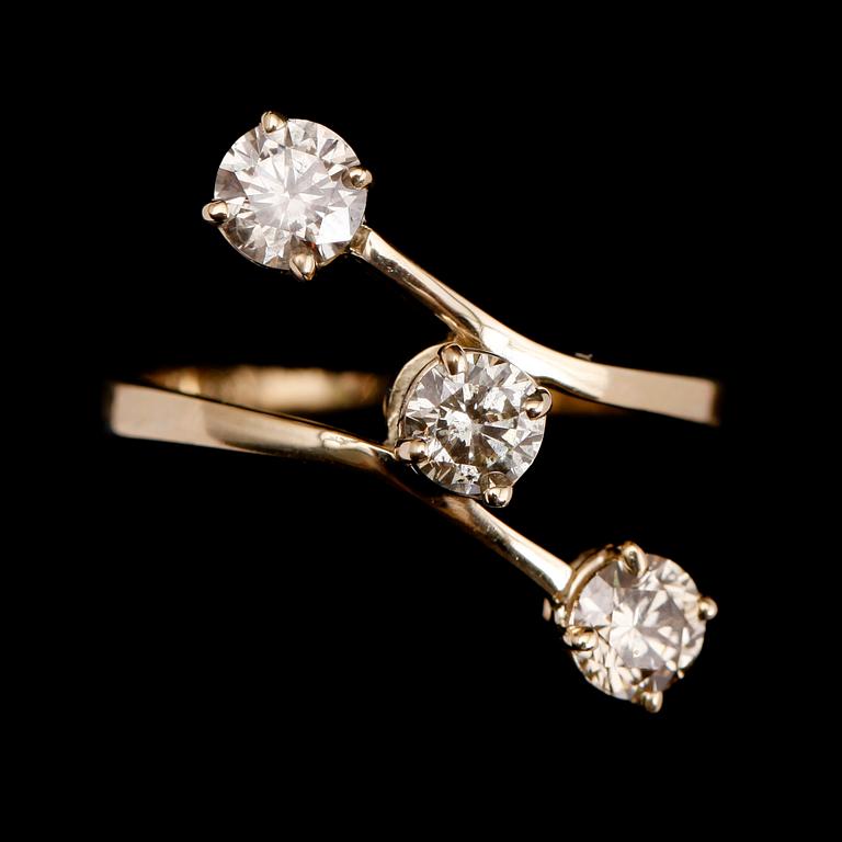 RING, 14 k guld, med 3 briljantslipade diamanter totalt 1.15 ct. Total vikt 4 g.